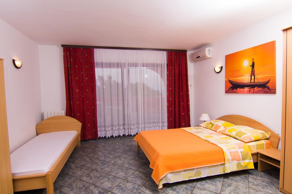Apartmani Zuzic Krk Town Habitación foto