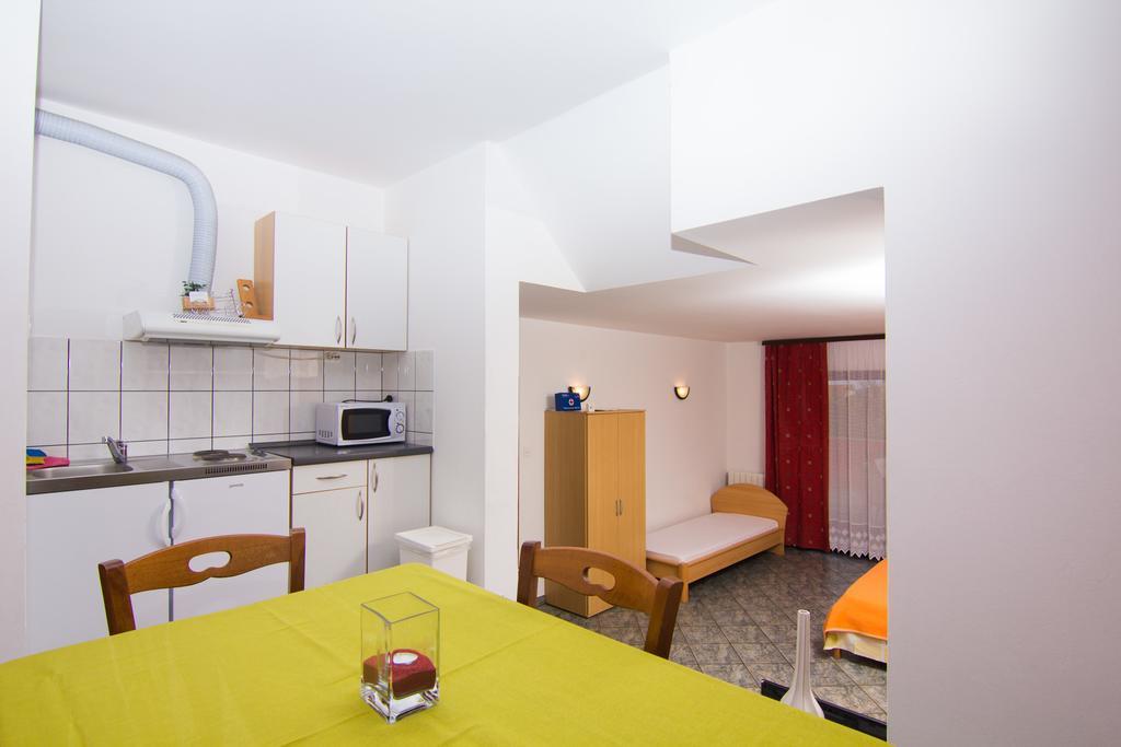Apartmani Zuzic Krk Town Habitación foto