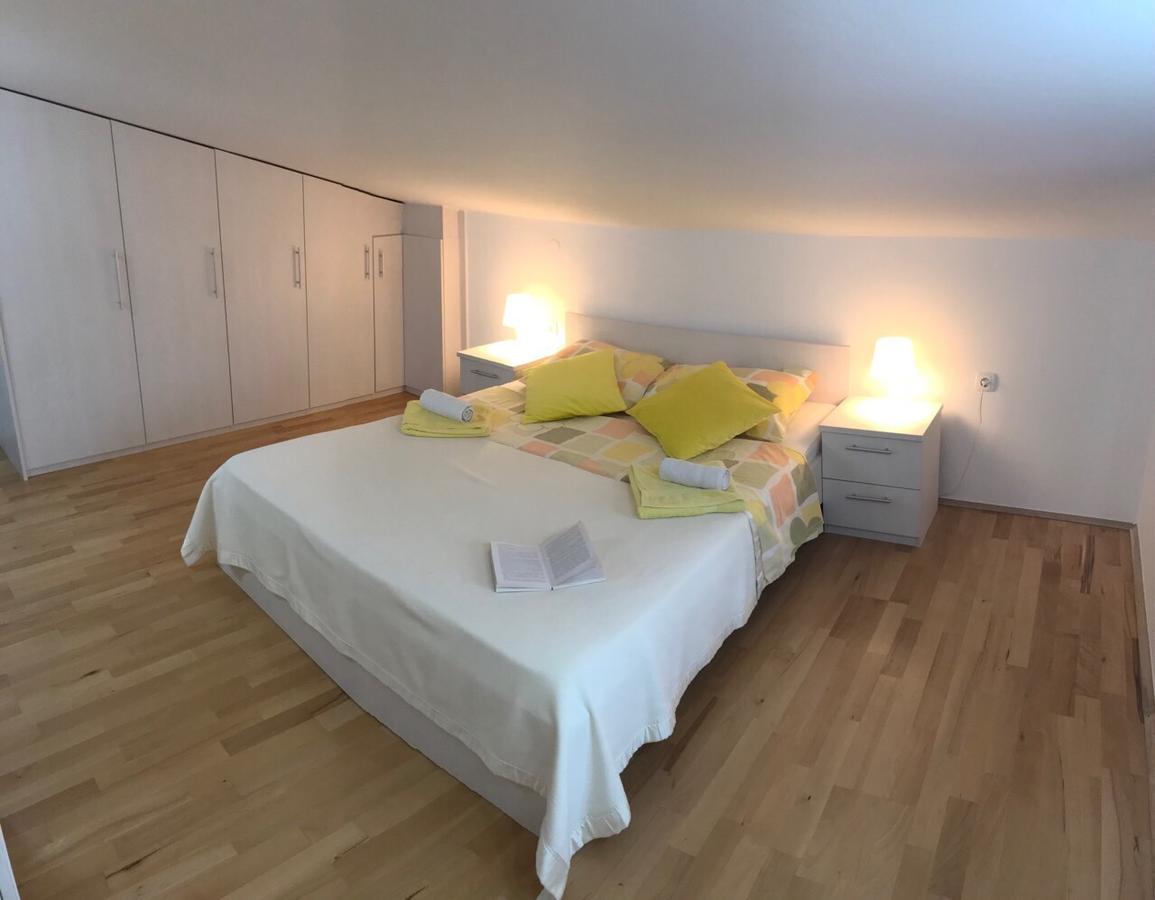 Apartmani Zuzic Krk Town Exterior foto